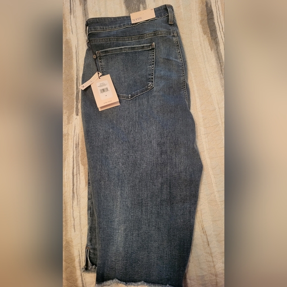 NWT. -NYDJ Women's  Capri Jeans Distressed Fringe Hem Button Fly Very Cool - Picture 3 of 6
